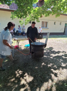 Egy lakónk keveri a kondérban készülő ételt