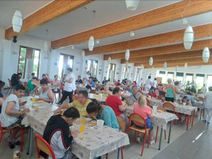 Ellátottaink jóízűen falatozzák a kitálalt ételt: krumplipaprikás frissen sült fehér kenyérrel, gyümölcsszörppel, desszertnek egy nagy lekváros piskótatekercs