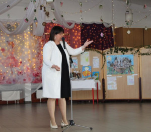 Horváthné Szabó Andrea, az SZGYF Veszprém Vármegyei igazgatója saját versével örvendezteti meg a közönséget.