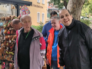 Mosolyogva az ajándékbolt előtt