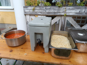 Az elkészült pörkölt, tészta és szörp, tálalás előtt