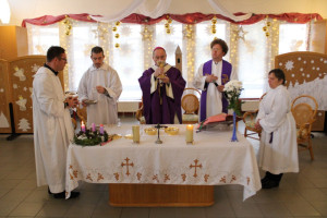 Az adventi szentmisét Dr. Udvardy György veszprémi érsek és Paál Sándor Ede káptalanfai plébános koncelebrálta