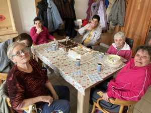 Körülültük a szemet gyönyörködtető tortákat (meggyzselés csokitorta és gyümölcsös túrótorta), és dallal köszöntöttük ünnepeltjeinket születésnapjuk és névnapjuk alkalmából. K. Márta 75 éves, F. Ildikó 49 éves, Sz. Ágnes 58 éves, R. Ágnes 57 éves lett. És névnapjukon köszöntöttük az Ildikókat és Hajnalkát! (Március)