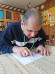 B. Amine szépen olvasta fel Lackfi János: Az elégedetlenség dala című versét		