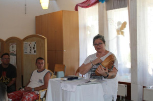 A hitoktató megáldja az új kenyeret