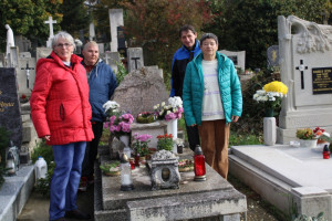 Lakóink kegyeletüket fejezik ki intézményünk alapító igazgatója sírjánál