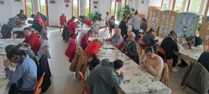 Mindenki láthatóan belefeledkezett a munkába.