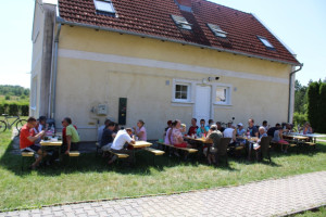 Az árnyékban falatoznak ellátottaink