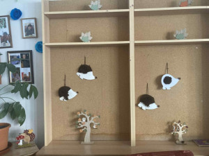 Kézműves foglalkozáson kis pompon sünik készültek