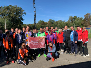 Csoportkép a helyszínen, ahol új sportbarátságok köttettek