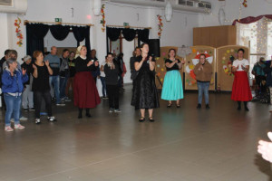 Táncház közben ellátottaink a néptáncosokkal