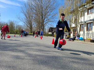 Egy ellátott labdát pattogtat