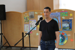 P. András Fehér Kinga: A fal című versét szavalja, ezüst minősítést kapott