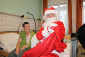 Ezt követően a betegszobán tett látogatást, ahol szintén nagy örömmel fogadták.