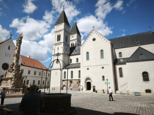 Indulunk a bazilika felfedezésére