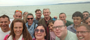 Íme a művészeti csoportunk, háttérben a haragos Balatonnal