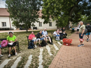 Hideg ebéd csomag elfogyasztása