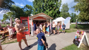 Sorban állás a mini fánkosnál