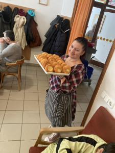 A „felszolgáló személyzet” egyik tagja repetával