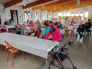 Gyülekeznek a filmvetítésre lakóink