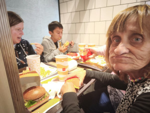 Mindenkinek ízlett a hamburger és sült krumpli