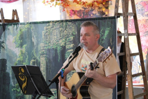 Belényesi Barnabás megzenésített verseket ad elő gitárral
