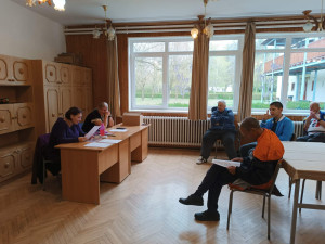 A foglalkozás vezető felolvassa a számára kedves Zelk Zoltán verset „A három Nyúl” címmel