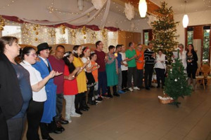 A karácsonyi műsor végén közös ének a szereplőkkel és felkészítőkkel, mécsessel a kezükben