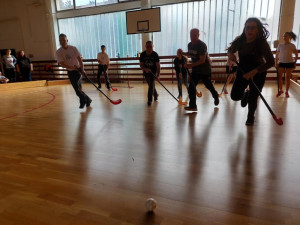 Közös floorball a diákokkal