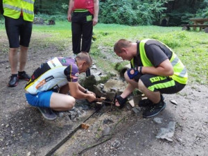 Vízimalom építés a forrás lefolyónál