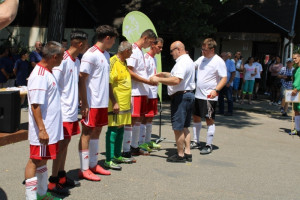 Czémán Imre részlegvezető átadja a megérdemelt érmeket a résztvevőknek