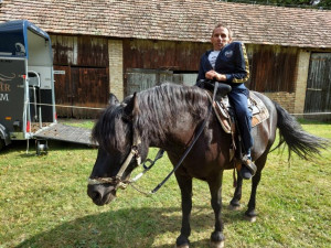 Ellátottunk a terápiás ló hátán ül