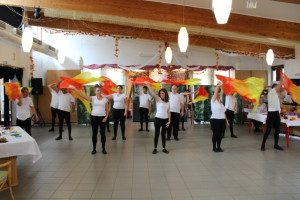 A Tánccsoport a fátyollegyezős táncot adja elő A Fairytale című dalra