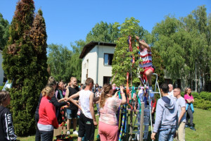 Egyre többen a májusfa körül