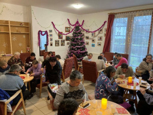 A szépen megterített asztalok körül 