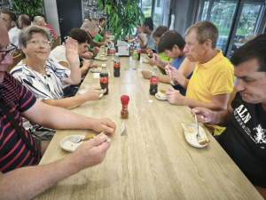 A karamellás sajttorta gyorsan elfogyott a tányérakról