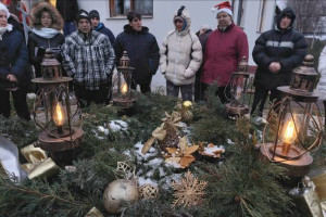 Előtérben a koszorú, háttérben az ellátottak