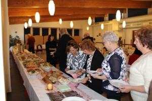 Vendégeink szednek tányérjaikra a bőséges hidegtál kínálatunkból.