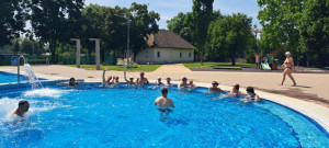 A tapolcai strandon hűsölünk a medencében