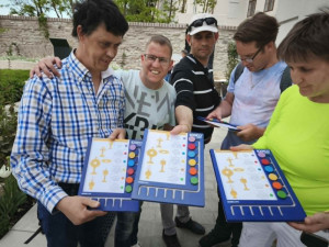 A szentmise kellékeit is ügyesen csoportosították