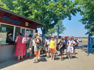 Megváltjuk a belépőjegyet a strandra