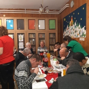 Ünnepi hangulat az asztalok körül