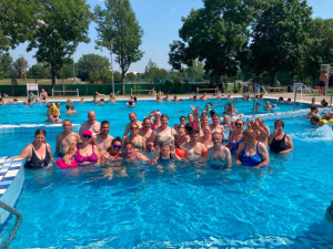 Csoportkép a tapolcai strand egyik medencéjében