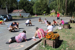 Készülnek a színes rajzok az aszfalton
