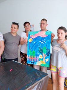 Festett papírra kivágott rajzokat ragasztottak ez is egy speciális technika