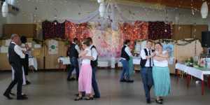 A tánccsoport először adja elő nyilvánosság előtt az új páros táncot, melyet két hete kezdtek el tanulni.