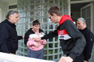 A Félúton Házak ellátottai az ajtóban várták a locsolókat