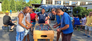 A fiúk rutinos játékosok a csocsóban
