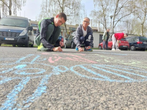 Ellátottaink színes krétákkal rajzolnak