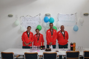Ünneplés tortával és pezsgős koccintással